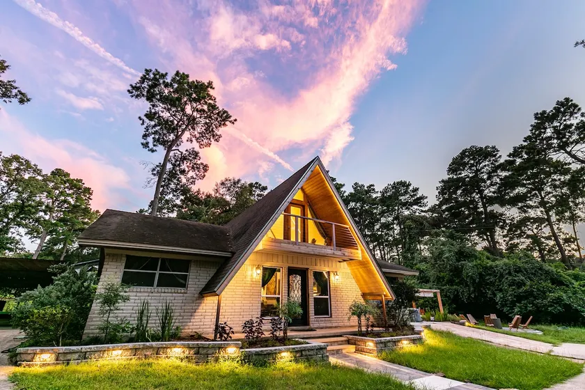 Elvenstar Lodge | Hot Tub, Pond & Enchanting Stay - Image 1