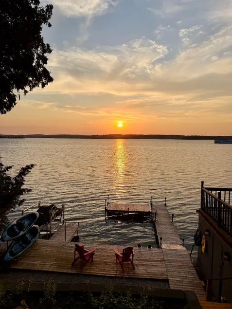 Waterfront Cottage on Rice Lake – Fishing & Kayaks - Image 1
