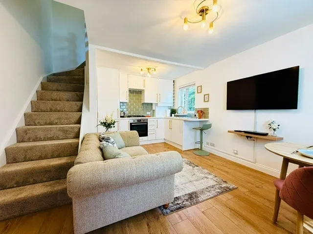 Luxury house with stunning garden in StAlbans - Image 1