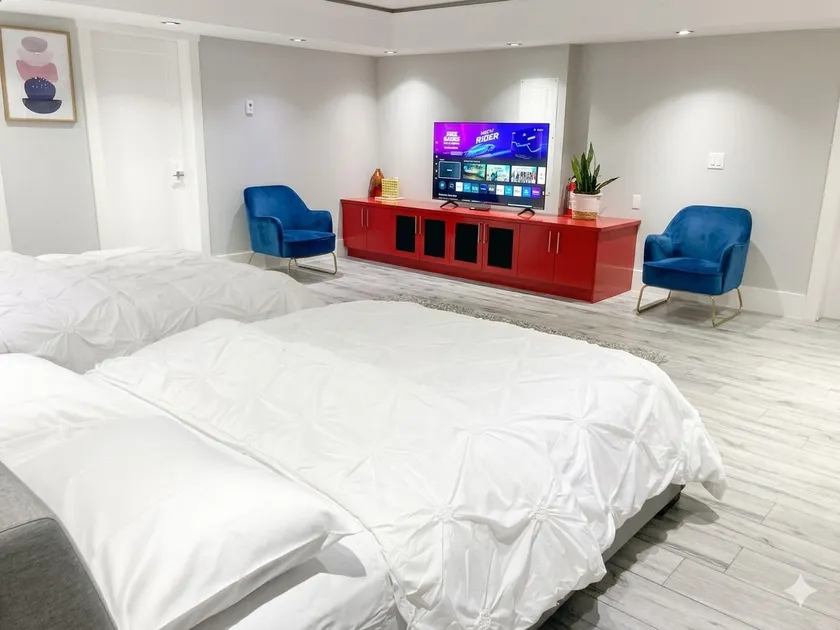 1500 SQFT Suite, 2 Car Parking, 4 Queen, AC, 2 TV - Image 1