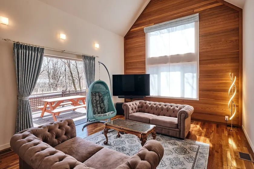 An extraordinary experience in a high-quality American house for adults, surrounded by a flowing hot spring and the gentleness of wood - Image 1