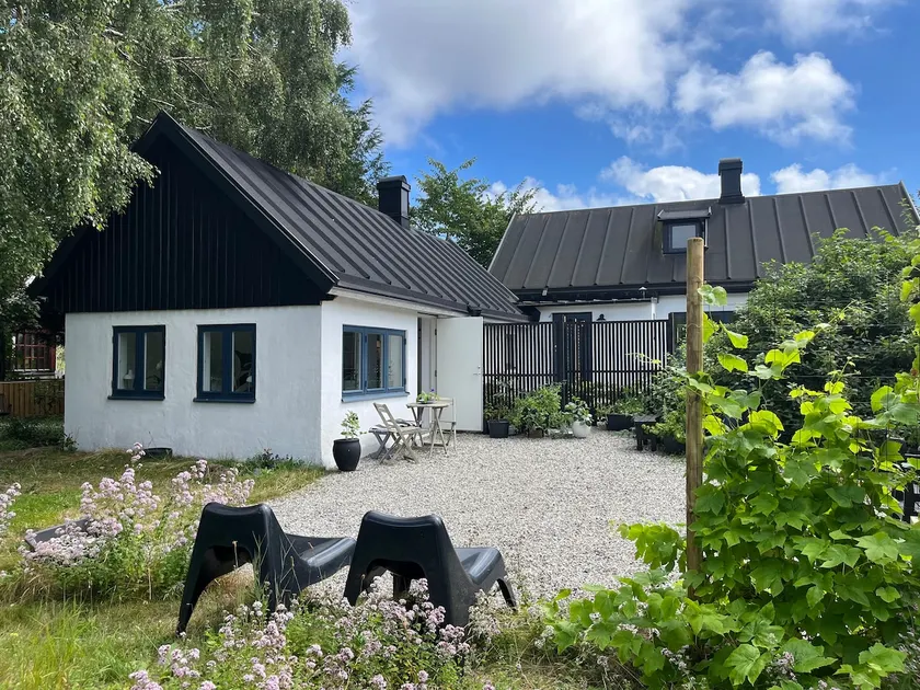 The little house in the yard - Image 1
