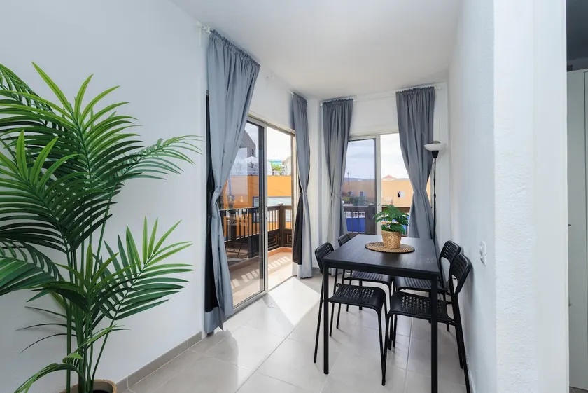 Appartamento per vacanze 'Los Cristianos One-bedroom' con piscina privata, balcone e Wi-Fi - Image 1