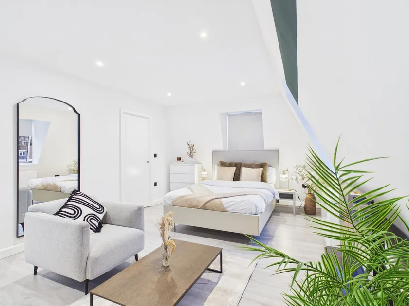 Bright & Modern Flat | Sleeps 4 | Great Location - Image 1