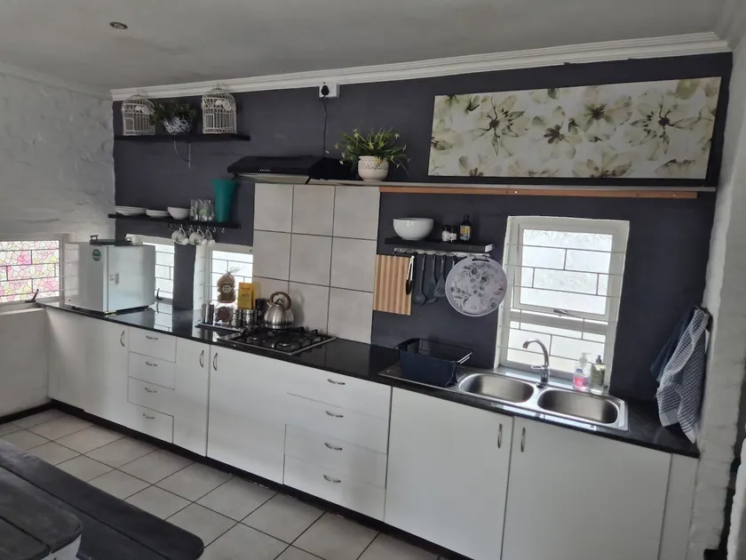 Tranquil King-Size Cottage Retreat - Image 1