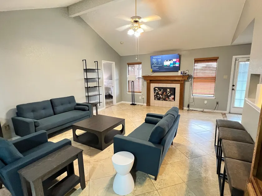 Cozy 3-BR Calallen Retreat w/ Fireplace & Garage - Image 1