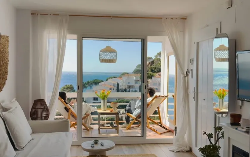 Seaside retreat, calm and serenity. - Image 1
