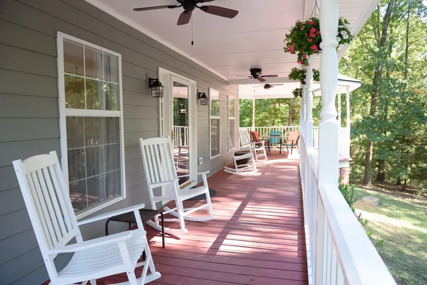 Southern Front Porch, Newly Renovated, Comfortable - Image 1