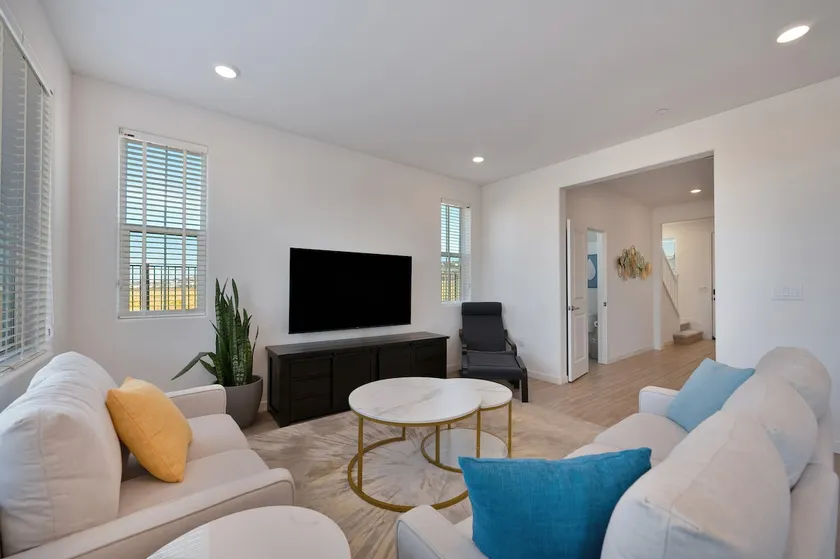 Folsom 3B2B House with Sunset and Open View - Image 1