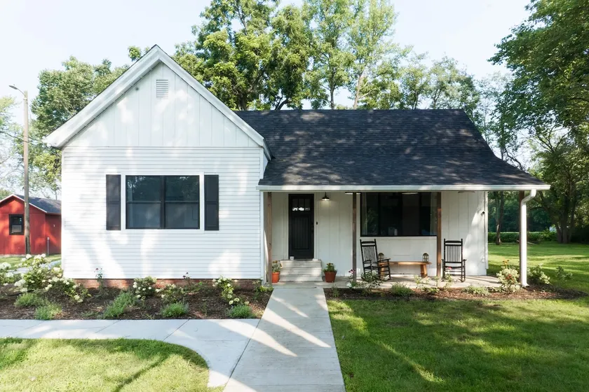 Flower Farm Stay | Fresh-Cut Blooms | Sleeps 7 - Image 1
