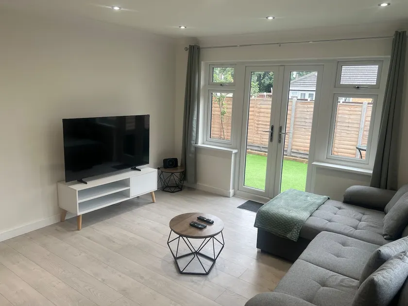 Rose Mews, Newly Refurbed Modern Interior with Garden - Image 1