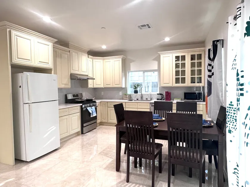 New House, Near LA & Food Spots - Image 1