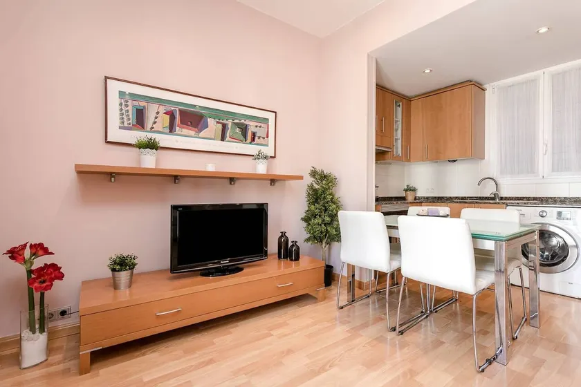 2BR Flat 5 Min Drive to Plaza Catalunya - Image 1
