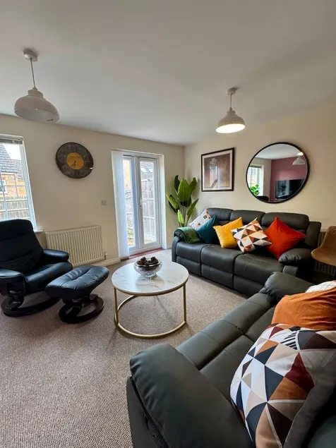 Stylish 5BR Retreat :Free Parking w/King Bed - Image 1