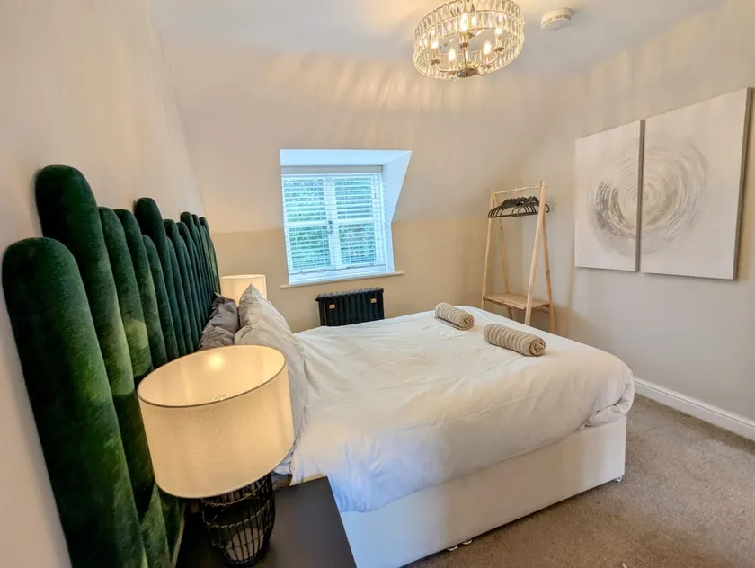 2 Bed 2 Ensuite Modern House With Parking - Image 1
