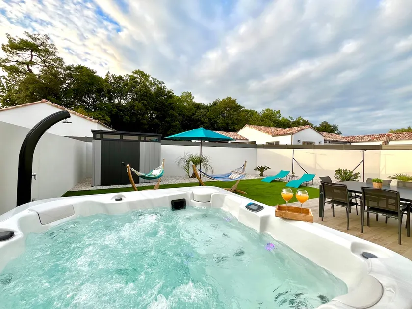 House & Private Hot Tub 5 people • Palm trees & hammocks - Image 1