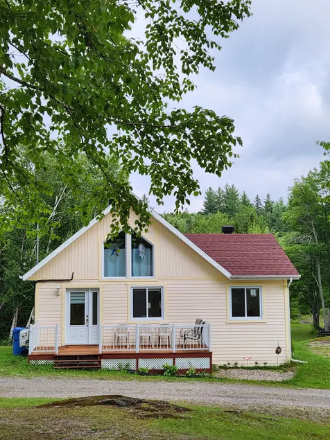 Le Chardonneret chalet in the forest - Image 1