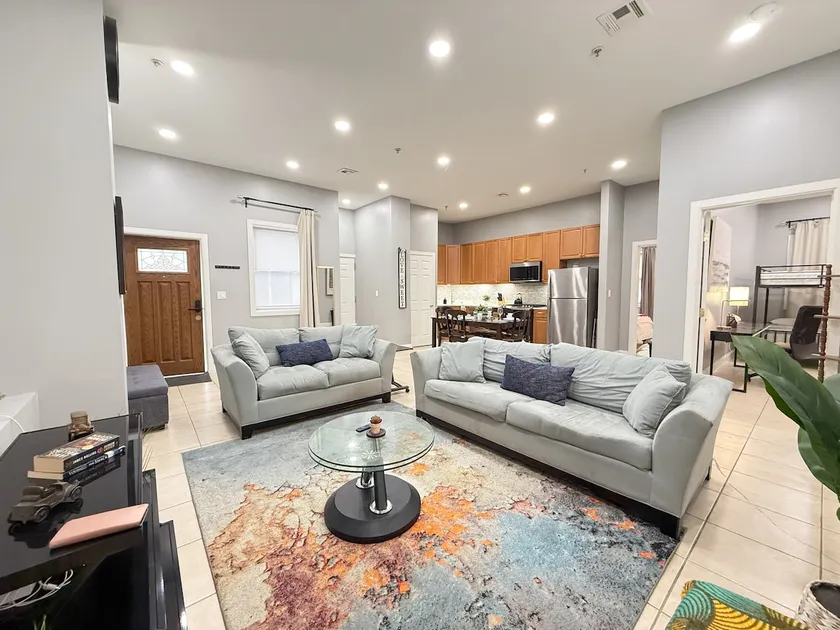 Spacious Apartment Near NYC + Parking - Image 1
