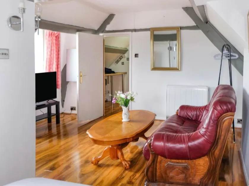 Studio Apartment - Image 1