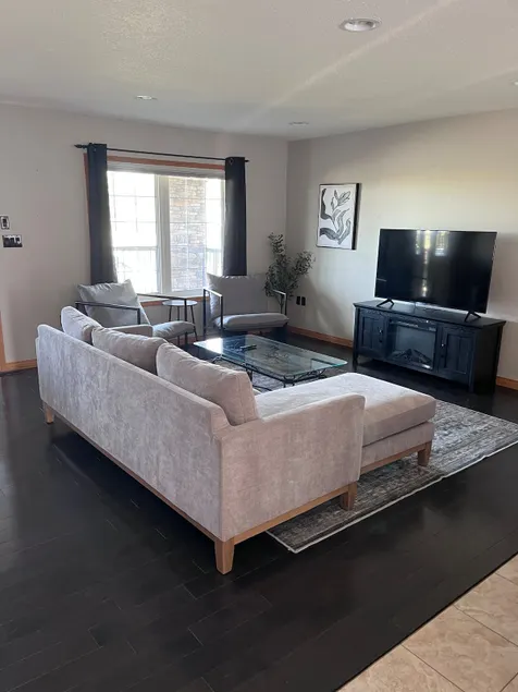 Spacious 5-Bedroom Home - Image 1