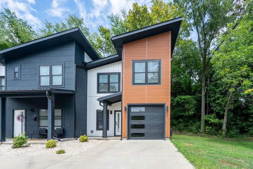 Trendy Townhome Near Downtown - Image 1