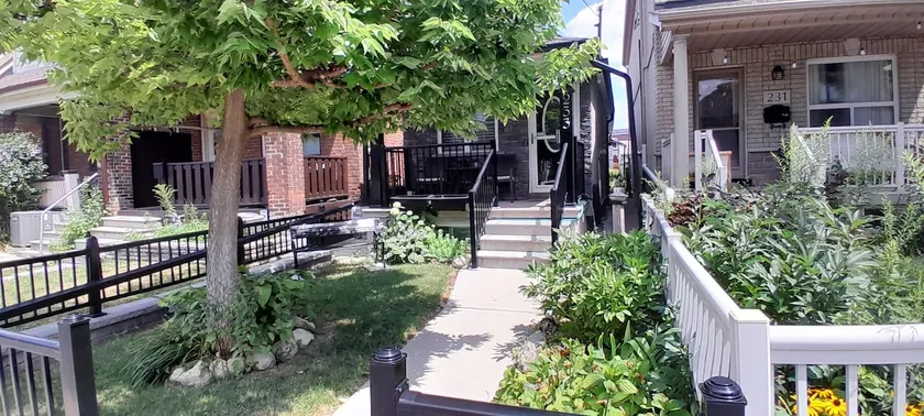 The Cozy Bungalow in North York Nest - Image 1