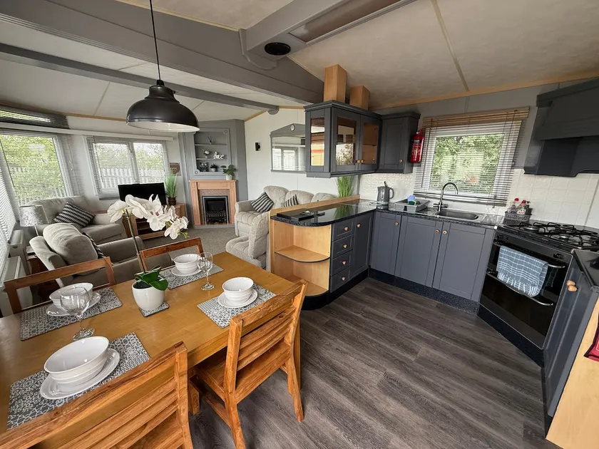 Sherwood 472 - central heating, Pet friendly, WiFi, bed linen - Golden Palm Resort - Meadow Lakes Caravan & Lodge Hire - Image 1