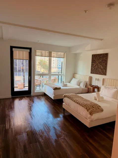 Hollywood Blvd Luxe Stay | Pool • Parking • Balcony - Image 1