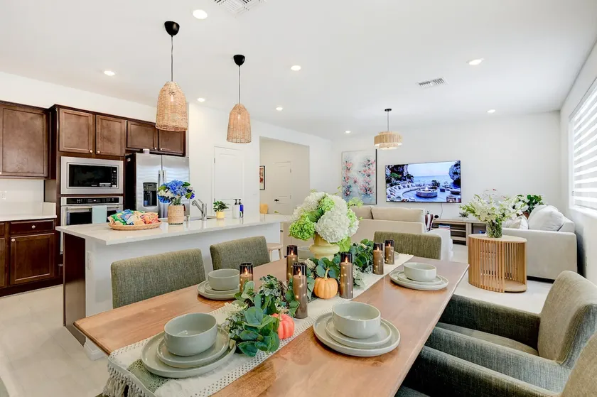 LUX 7Beds Villa｜Near Strip｜Shuffleboard Game Fun - Image 1