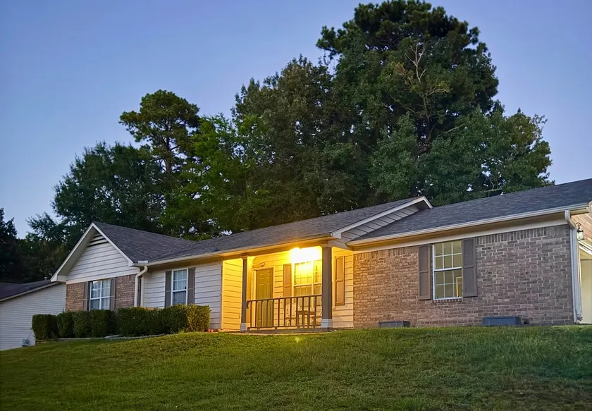 Cozy Luxury Home in Central AR - Image 1
