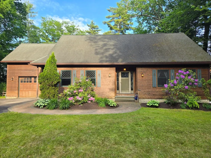 Waterfront home on Lake George - Image 1