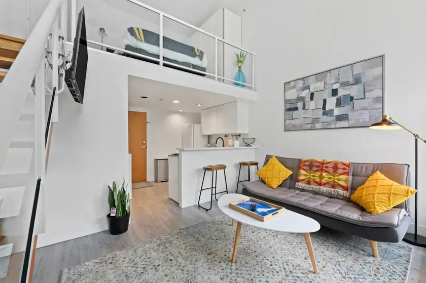 Modern Downtown Vancouver Loft. Parking included. - Image 1