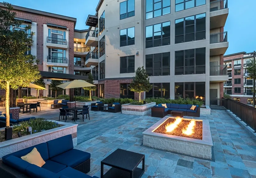 Urban King 1BDR Fire Pit, Pool, Gym, Free Parking - Image 1