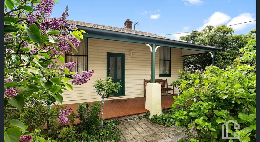 3-Bedroom Blue Mountains Hideaway in Central Katoomba - Image 1