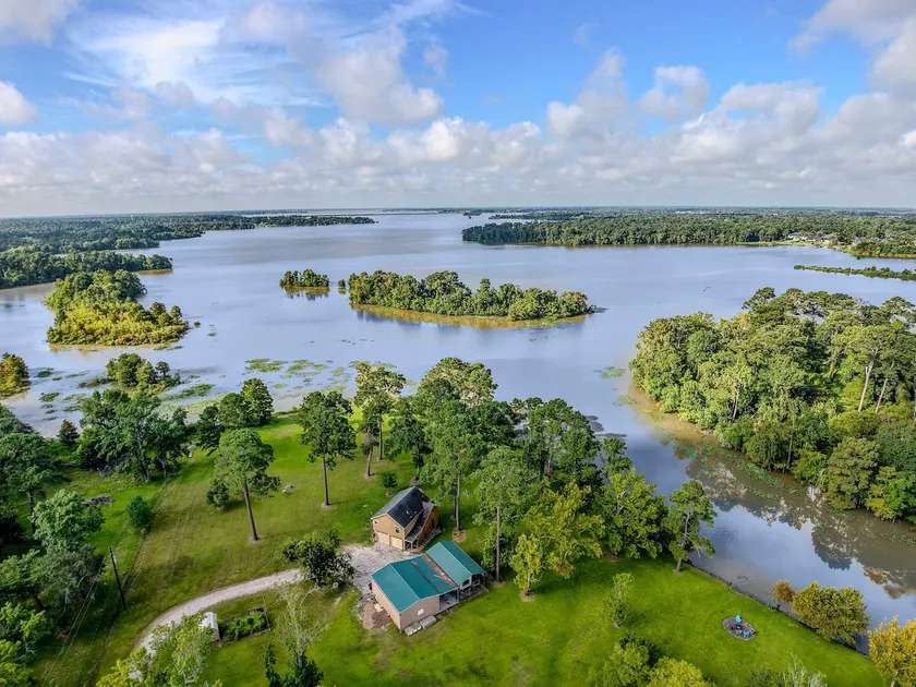 Woodsy Lakehouse Getaway - Image 1