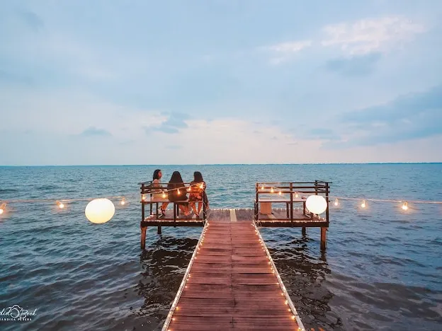 Airport waterfront chalet (Airport drop off) - Image 1