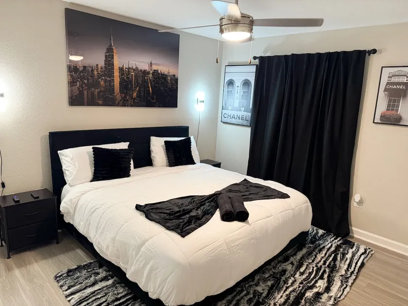 Gothic Blush King 2Bed near TMC and infront of NRG - Image 1