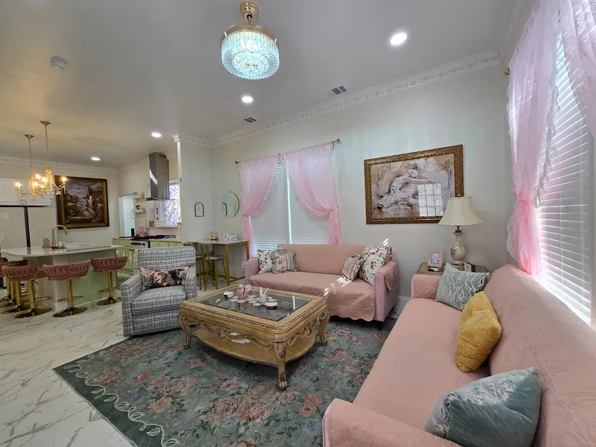 Luxury Downtown | 4 Rooms wTVs & 3 Bath | Balcony - Image 1