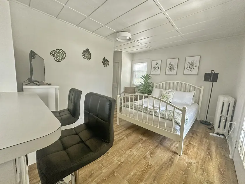 Botanical Studio Retreat in the Heart of Woodstock - Image 1