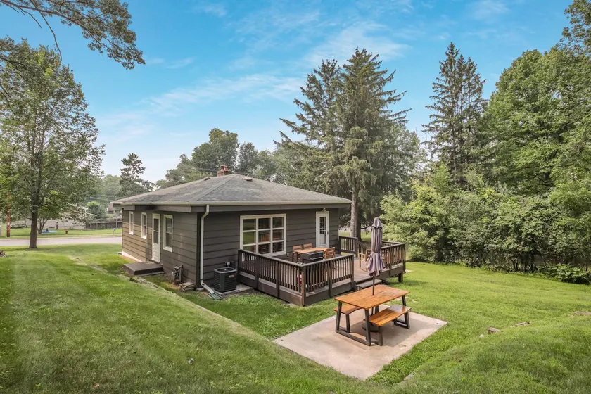 Cabin Vibes in the Heart of Town - Image 1