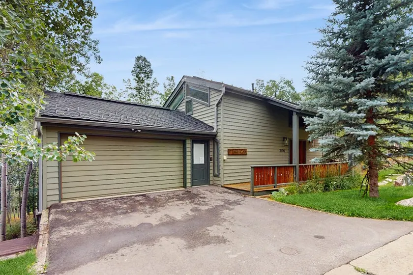 2 BR apartment with patio and bus to slopes - Image 1