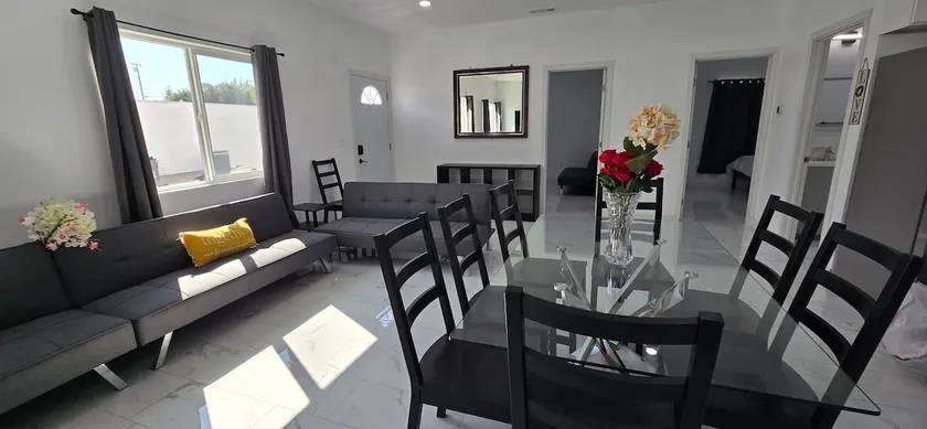 Sleeps 10, 5 Beds, 3 Bedrooms, 2 Bath FREE Laundry - Image 1