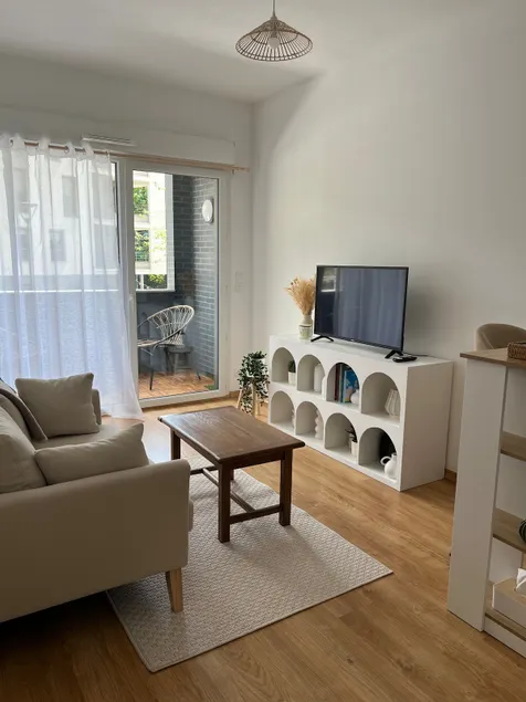 Cozy apartment with free parking - Image 1