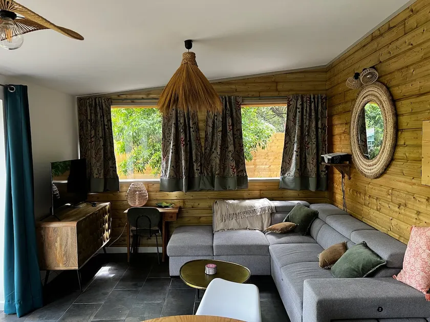 ”A green setting” with air conditioning in 10 minutes from the sea - Image 1