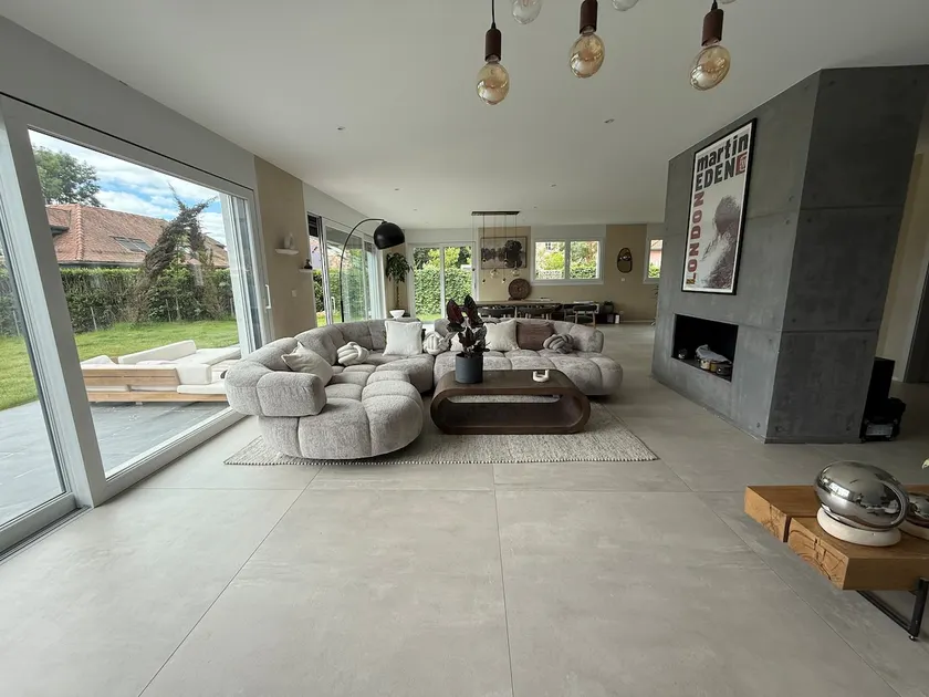 New 200 m2 villa for rent - Image 1