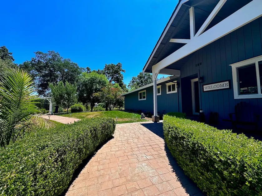 Modern Farmhouse Retreat-Open Concept-Apple Hill - Image 1