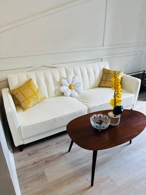 Tiny House on Cloud Nine: A Relaxing Escape - Image 1