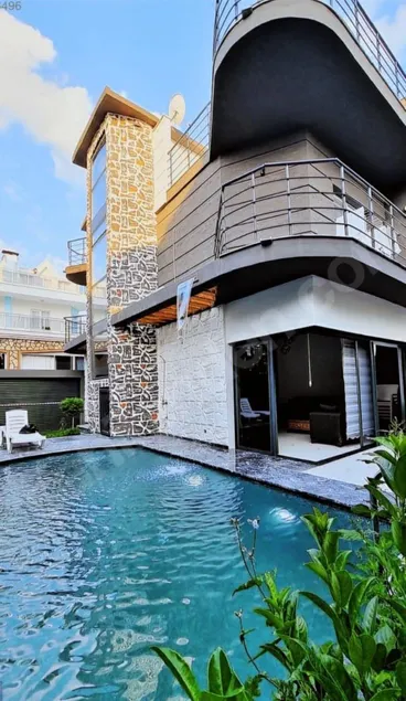 Triplex villa with pool in Kuşadası - Image 1