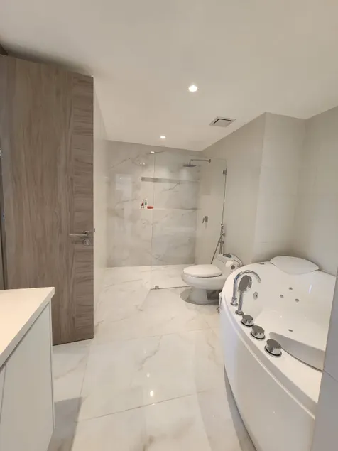 New Luxury Suite with Jacuzzi - Image 1