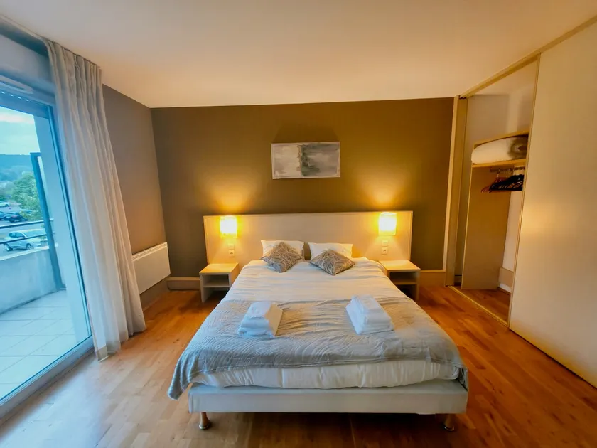 Spacious, quiet & close to the lake! - Image 1